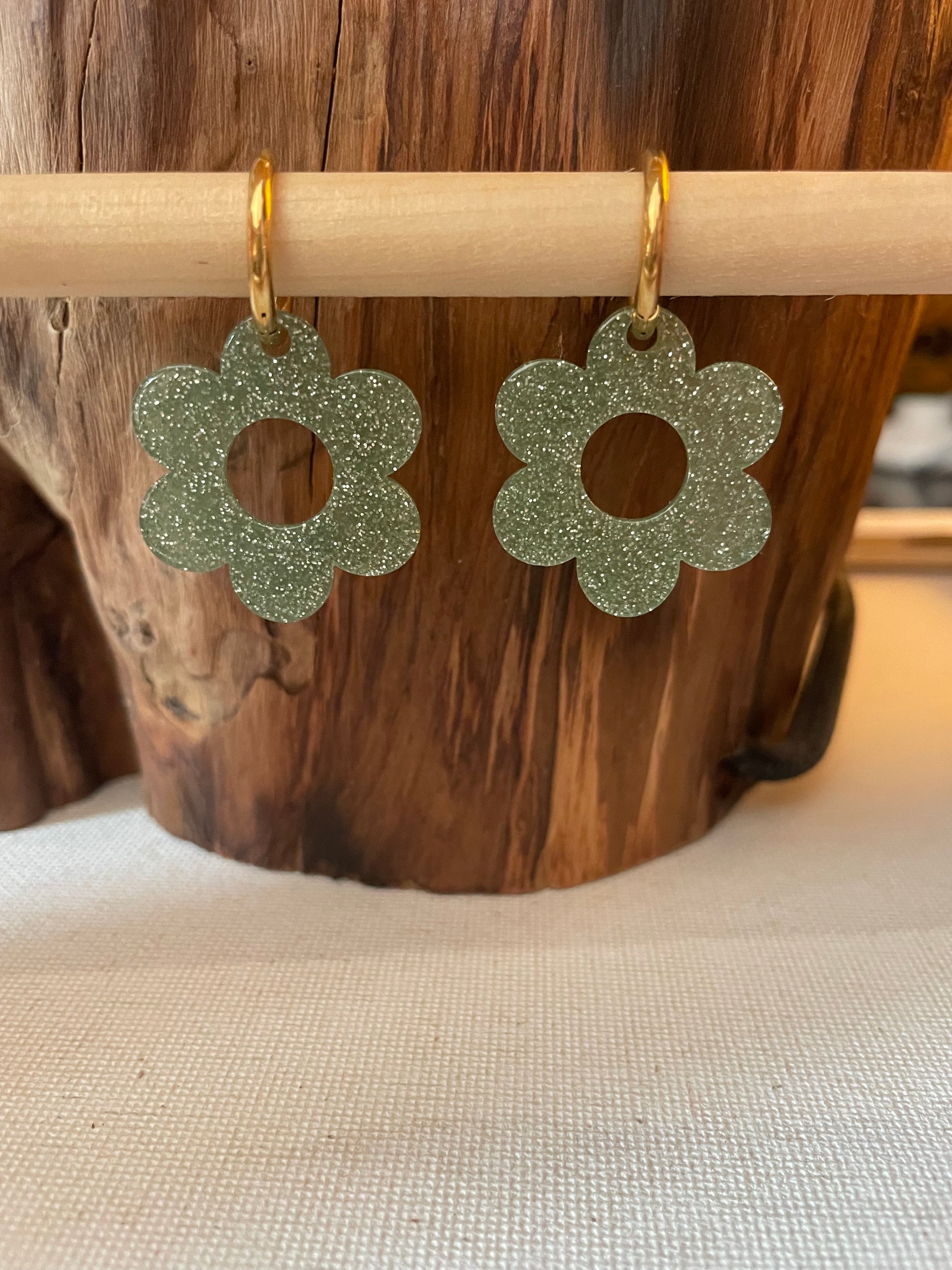 🌼 Créoles Fleur Verte à Paillettes ✨