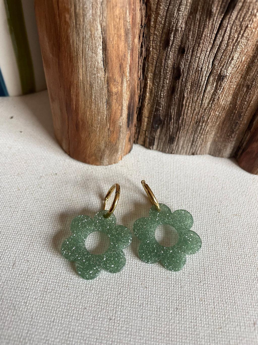 🌼 Créoles Fleur Verte à Paillettes ✨
