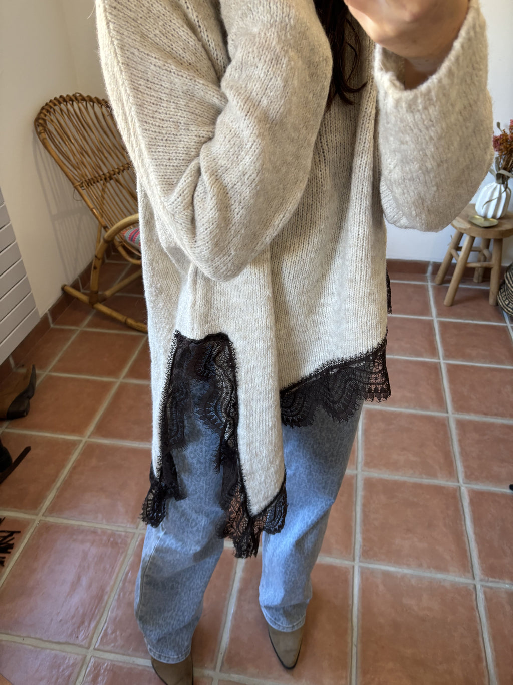 Pull beige asymétrique à dentelle