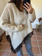 Pull beige asymétrique à dentelle