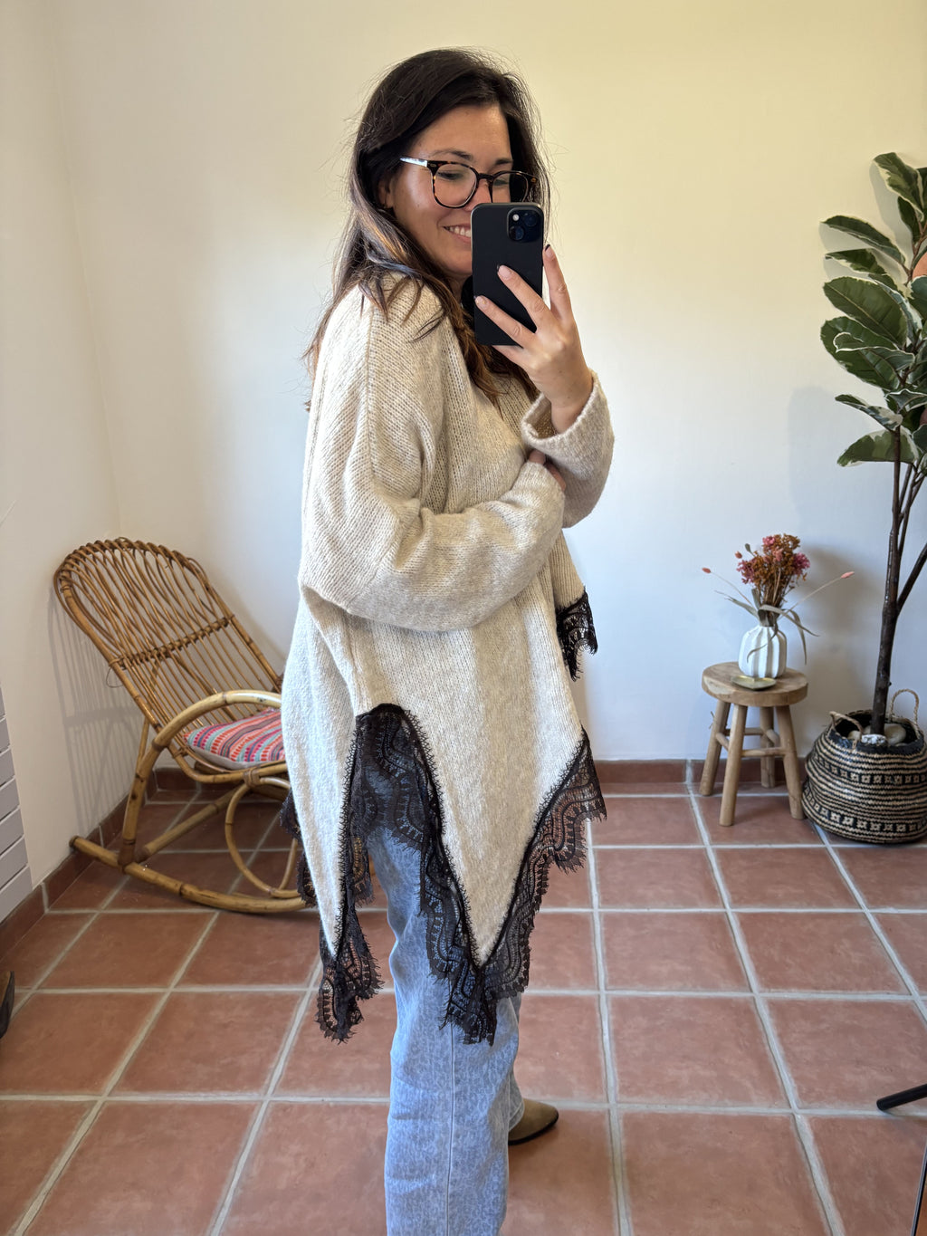 Pull beige asymétrique à dentelle