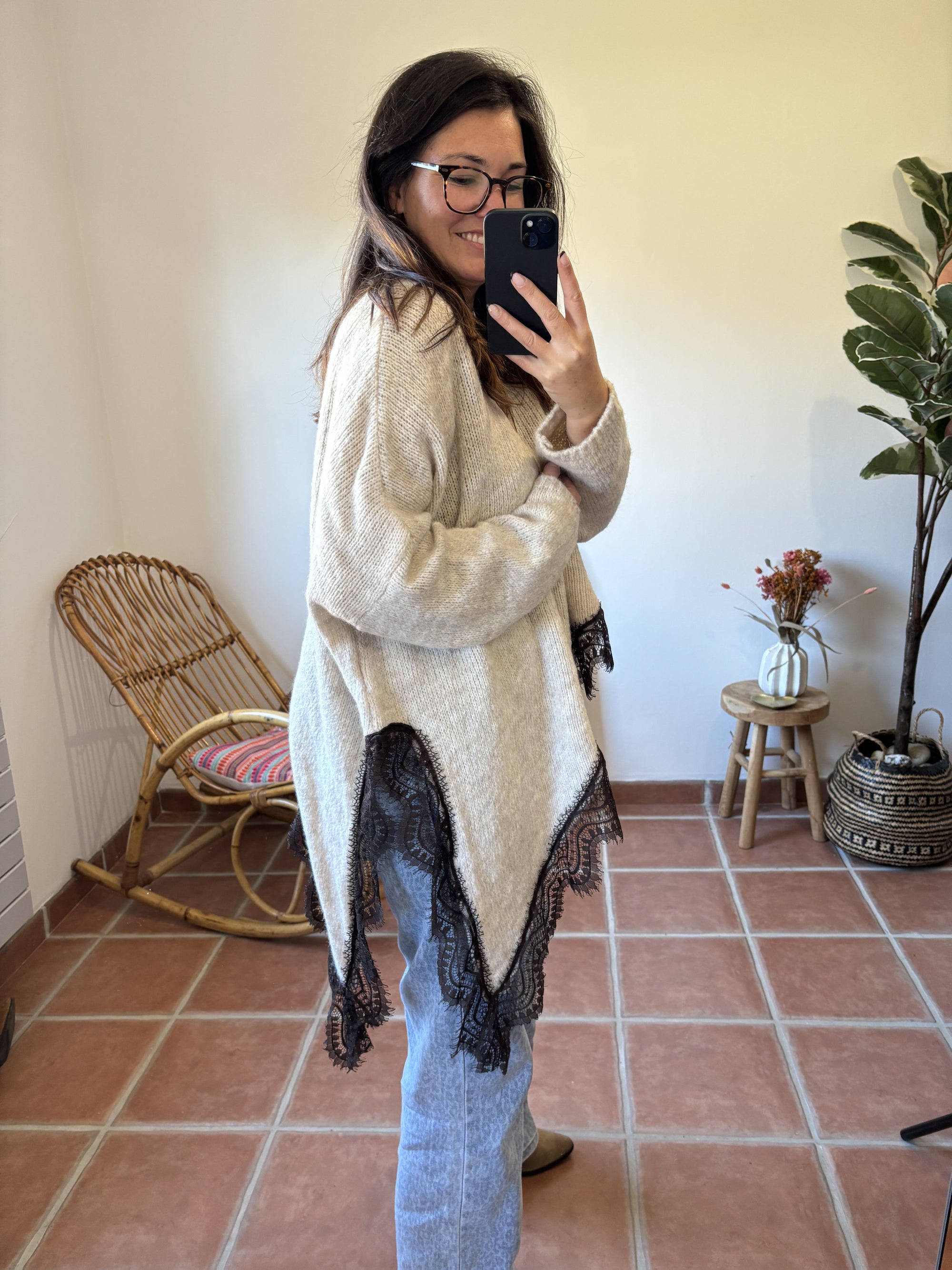 Pull beige asymétrique à dentelle