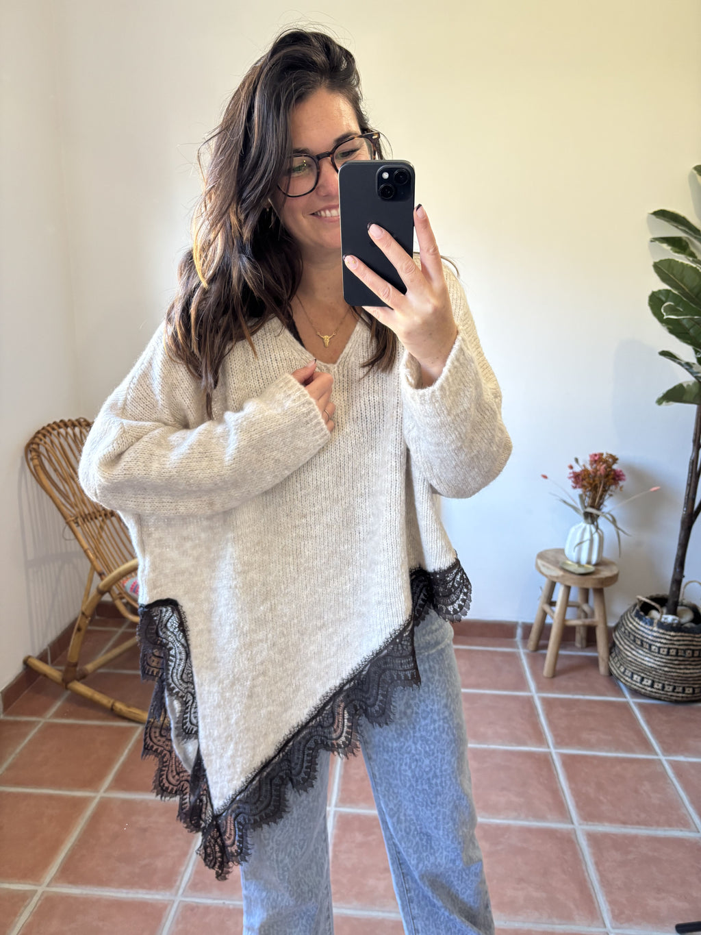 Pull beige asymétrique à dentelle