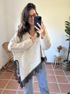 Pull beige asymétrique à dentelle