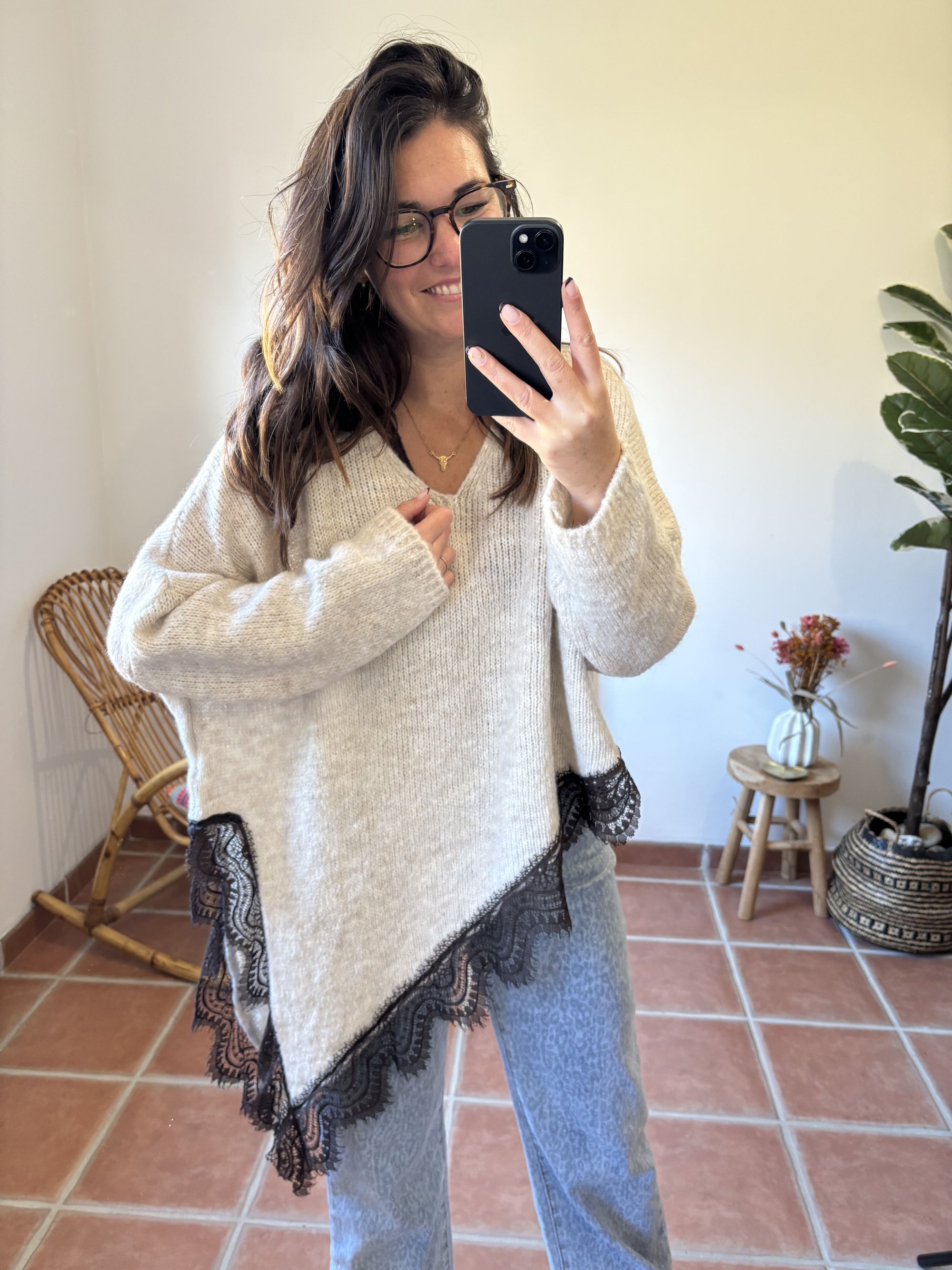 Pull beige asymétrique à dentelle
