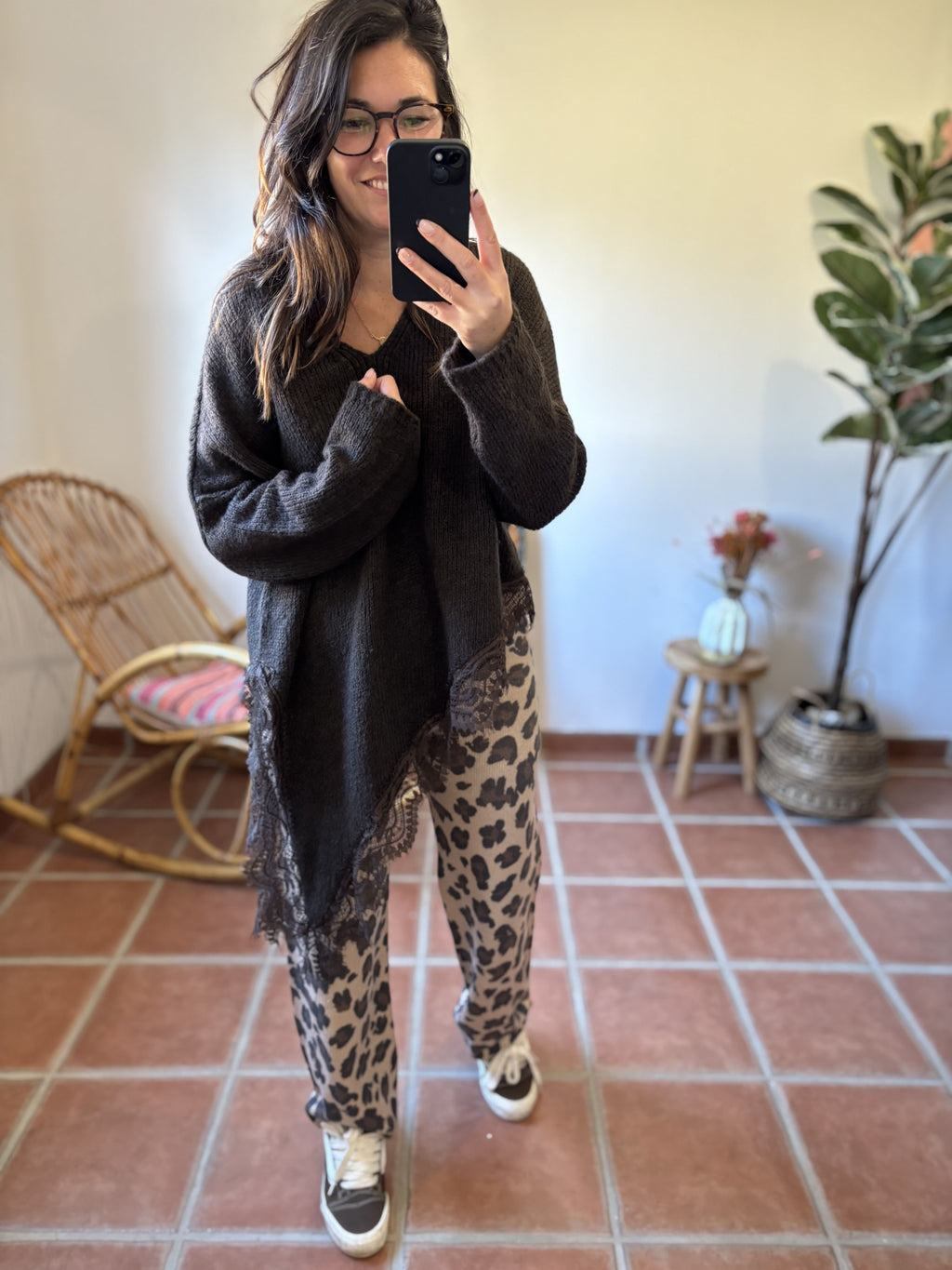 Pull marron asymétrique à dentelle