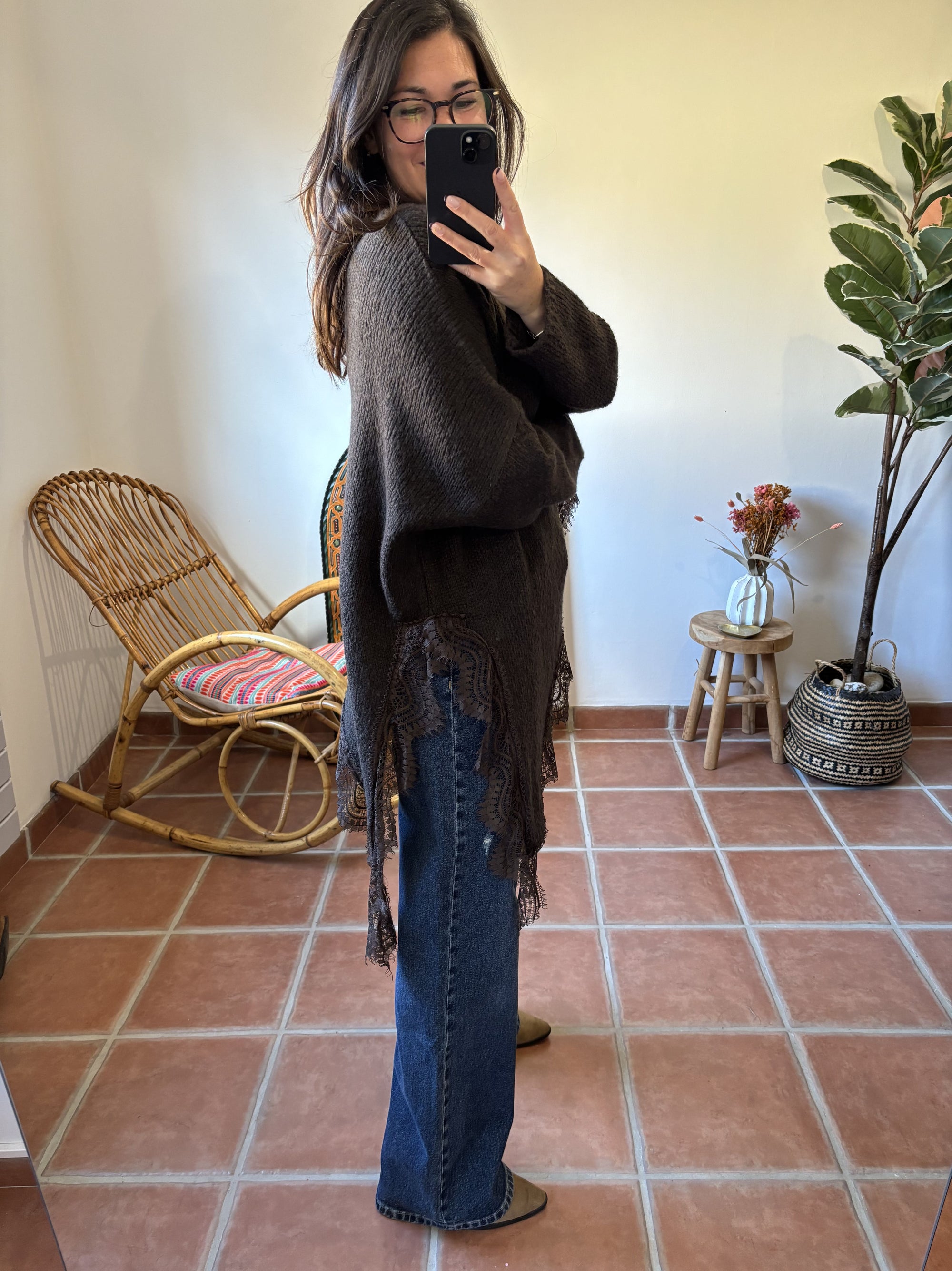 Pull marron asymétrique à dentelle